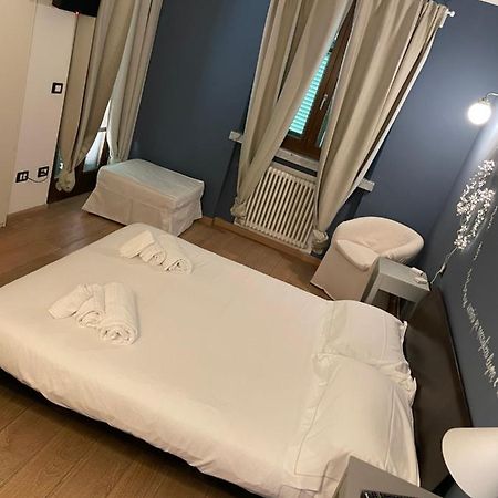 Elegante Camera Matrimoniale Con Balcone A 500 Mt Dal Mare Marina Di Carrara Eksteriør bilde